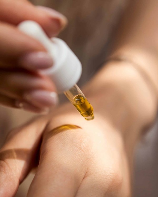 Quels ingrédients rechercher dans un sérum pour peaux matures et pourquoi?